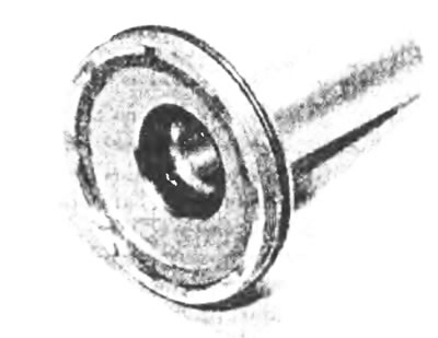 Рис. 3.20. Направляющая втулка коробки передач МТ75. Хорошо видны масляное уплотнение внутри втулки…