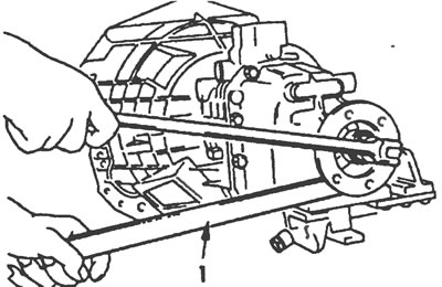 Рис.3.37. Удерживая фланец ведомого вала неподвижным при помощи привинченного к одному из его…
