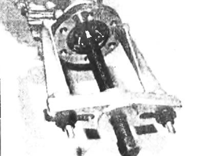 Рис. 3.38. Снятие фланца ведомого вала при помощи двуножного съемника