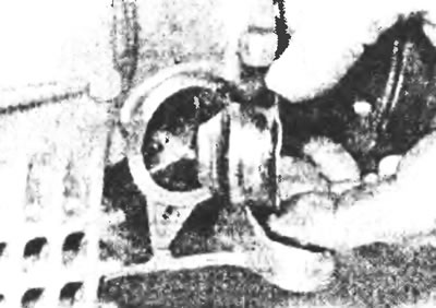 Рис. 5.З,а. В коробке передач МТ75 подцепите и вытащите из картера заглушку, расположенную с…