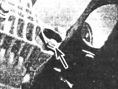 Рис. 5.3,б. ...или, на последних моделях, отвинтите болт (указан стрелкой) и снимите торцевую…