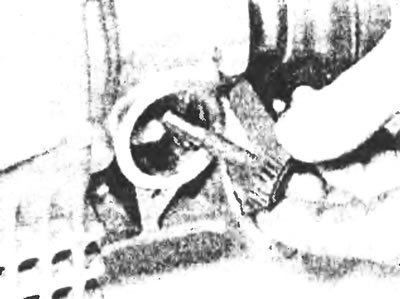 Рис. 5.3,в. ...и вытащите ведущую шестерню спидометра.