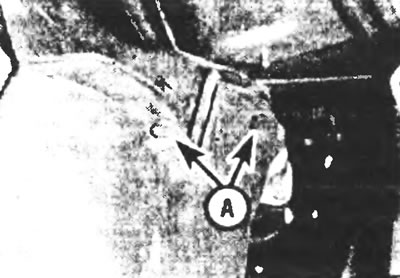 Рис. 7.8. Отпустив с обеих сторон фиксаторы (А), снимите обе части кожуха, покрывающего картер…