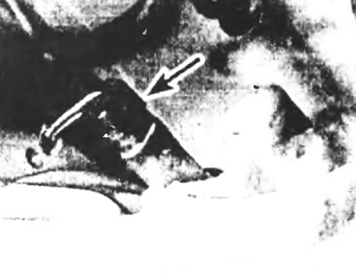 Рис. 7.11. Отсоедините разъем проводки выключателя фонаря заднего хода (указан стрелкой).