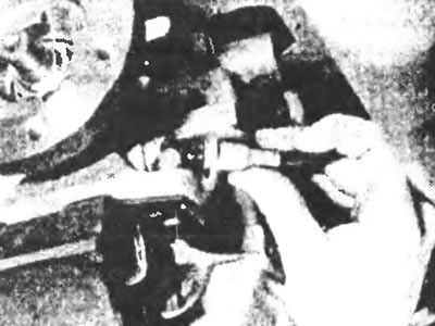 Рис. 7.12,б. ...после чего вытащите трос спидометра из картера коробки передач.