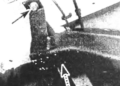 Рис. 7.16. Отвинтив по два болта с каждой стороны, снимите поперечную балку коробки передач.