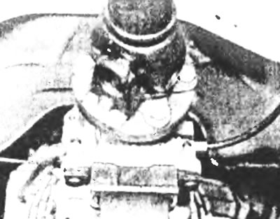 Рис. 3.4. Болты переднего карданного шарнира карданного вала и соединительного фланца коробки…