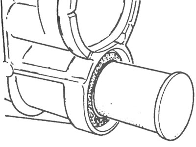 Рис. 3.6. Пластиковая чашка для предотвращения пролива масла из трансмиссии, вставленная в масляное…