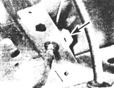 Рис. 8.5,а. Извлеките зажим фиксирующей пружины и снимите шланг с опорного кронштейна.