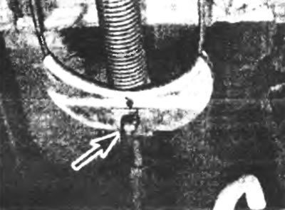 Рис. 8.6. Вытащите крепежный зажим со штифтом (с головкой и отверстием под шплинт), чтобы…