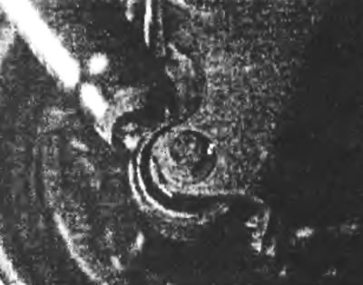 Рис. 8.9. Отвинтите фиксирующие гайки и болты и отсоедините задние амортизаторы от моста.