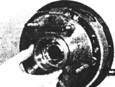 Рис. 10.2. Вытащите распорное кольцо, установленное между подшипником и картером ведущего моста.
