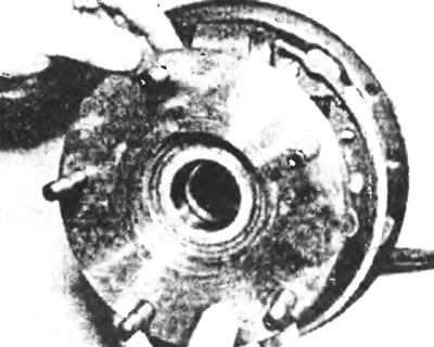 Рис. 10.19. Втолкните ступицу на место.