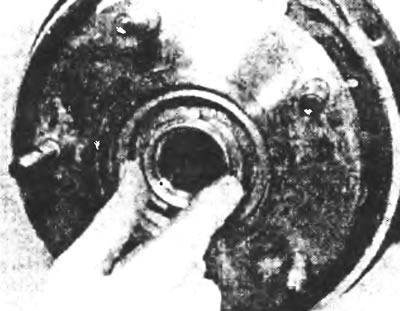 Рис. 10.20. Навинтите новую ступичную гайку.