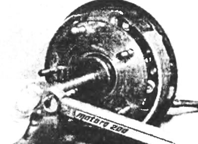 Рис. 10.21. ... затяните гайку ступицы до усилия затяжки...