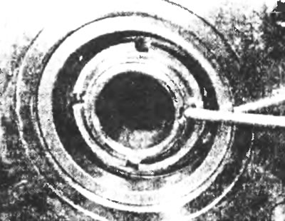 Рис. 10.22. ... и законтрите гайку ступицы, вдавив или вбив кернером фиксирующий язычок в пазы…