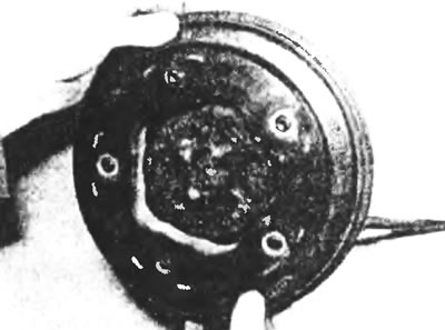 Рис. 9.4. Снимите тормозной барабан.