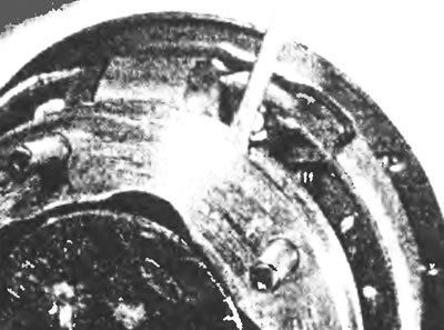 Рис. 9.5,б. Отделите фланец полуоси от ступицы.