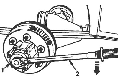 Рис.11.25. Затяжка гайки ступицы моста типа «G» (мод. 51А и 53): 1. Торцовая головка, 2.…