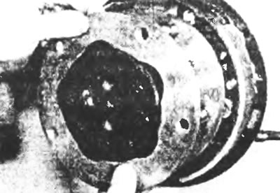 Рис. 9.5,в. Вытащите полуось из картера и ступицы так, чтобы не повредить масляное уплотнение…