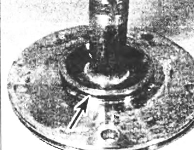 Рис. 9.6. Вытащите из фланца прокладку и уплотнительное кольцо.