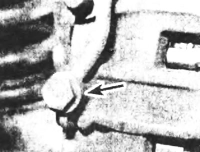 Рис.5.9. Подсоединение соединения типа «банджо» тормозного шланга (указано стрелкой) к тормозному…