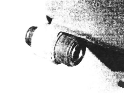 Рис. 6.4. Проверьте состояние втулок направляющих пальцев в суппорте.