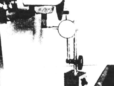 Рис. 7.3. Использование циферблатного индикатора люфта с подставкой для измерения биения тормозного…