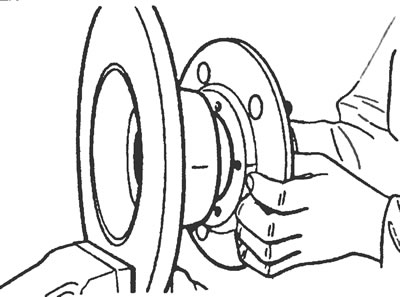 Рис.7.6. Если будут использоваться прежние диск и ступица, пометьте их взаимное положение.