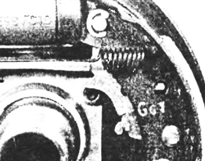 Рис. 8.6. Расположение верхней стягивающей пружины на колодке.