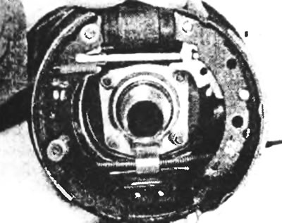 Рис. 8.8. Снятие тормозной колодки.