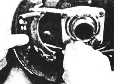 Рис. 8.10. Оттянув верхний конец тормозной колодки от тормозного цилиндра, оттяните пружину тросика…