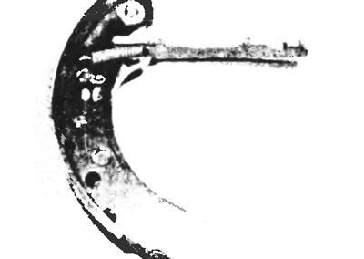 Рис. 8.12,а. Тормозная колодка с рычагом стояночного тормоза - вид снаружи.