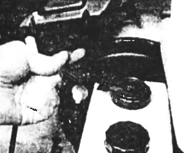 Рис. 10.1. Отсоедините штекер проводки индикатора предупреждения о низком уровне тормозной жидкости…