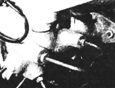 Рис. 10.3,а. Пометьте асе тормозные трубки и места их подсоединения к тормозному цилиндру до снятия.
