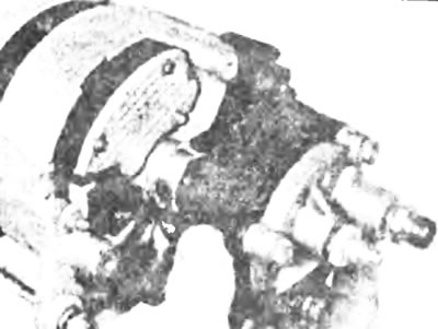 Рис. 13.3,а. Снимите вакуумный насос со шлицевого вала генератора...