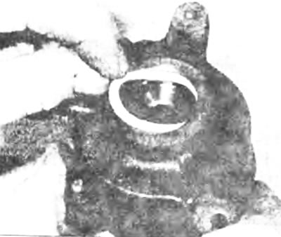 Рис. 13.3,б. ... после чего вытащите уплотнительное кольцо, установленное между генератором и…