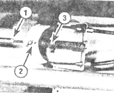 Рис. 14.3. Регулятор (1), уравнитель (2) и возвратная пружина (3) троса стояночного тормоза.