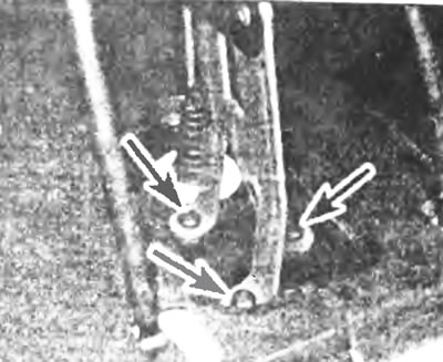 Рис. 15.4. Болты (указаны стрелками) рычага стояночного тормоза.