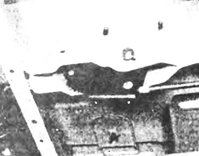 Рис. 15.7. Крепление приводной тяги к коромыслу.