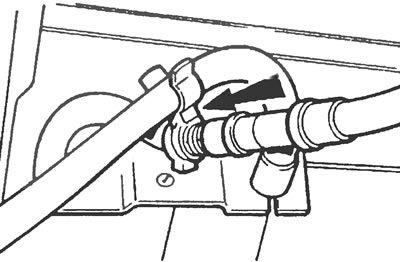 Рис. 16.7. На моделях с короткой базой закрепите тросики стояночного тормоза в месте их пересечения.