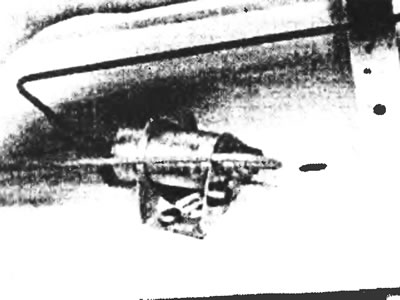 Рис. 17.2. Клапан регулировки давления в тормозной системе расположен с внутренней стороны правого…