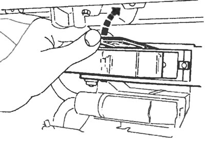 Рис. 21.9. Отсоедините электронный блок системы ABS и вытащите его из корпуса.