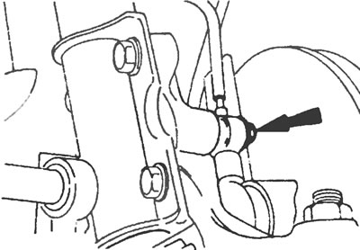 Рис. 21.13. Открутите болт (помечен стрелочкой) и извлеките датчик частоты вращения переднего…