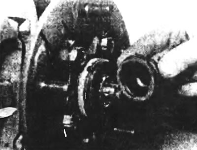 Рис.2.5а. Снятие пыльника ступицы.