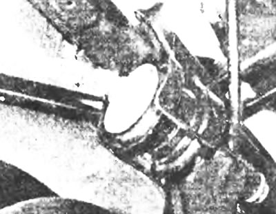 Рис. 6.2,а. Шарнирный болт, гайка, тарельчатая шайба и втулки крепления нижнего рычага подвески к…