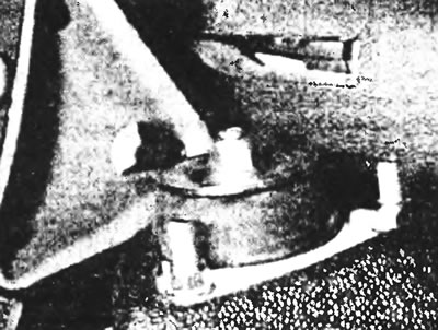 Рис. 11.5. Крепление верхней части переднего амортизатора и фиксирующая гайка на моделях последних…