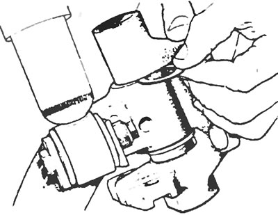 Рис. 14.11. Вставьте новую прокладку требуемой толщины между верхней поверхностью проушины балки и…