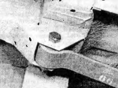 Рис. 20.4. Болт крепления задней рессоры.