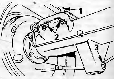 Рис. 20.5. Детали крепления задней рессоры к мосту: 1. Стремянка, 2. Гайка стремянки, 3. Гайка…